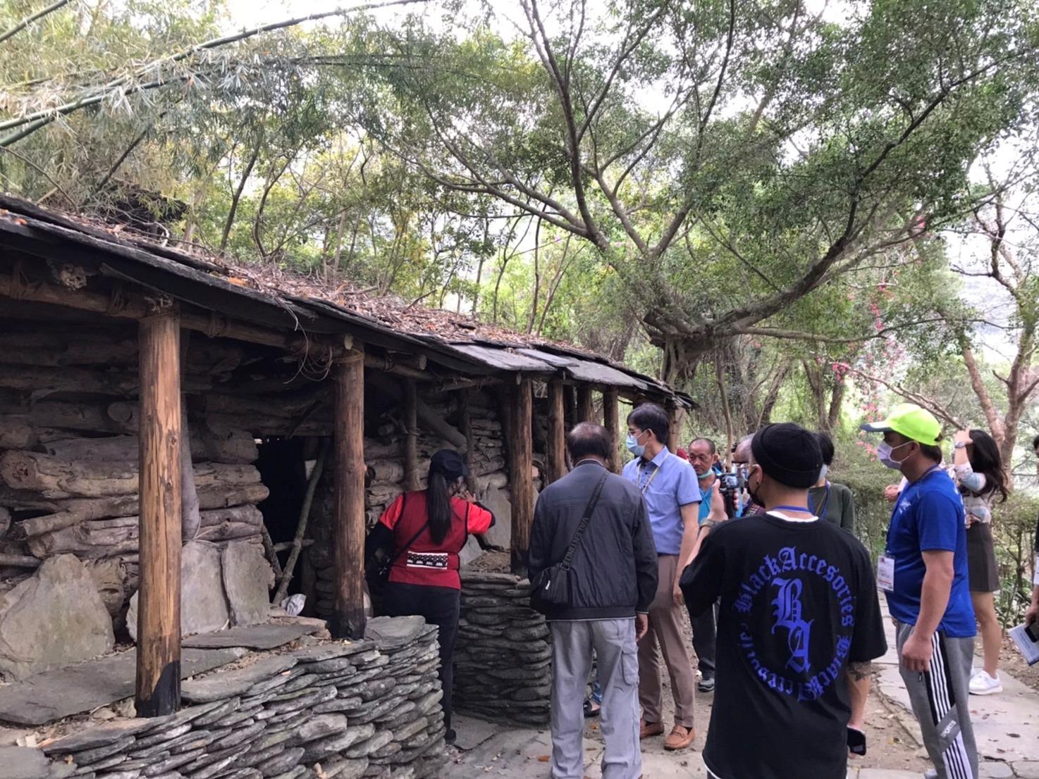 原民處於屏東原住民族文化園區舉行泰雅族傳統竹構建築修復相關研習，講師帶領學員透過園區現場認識傳統建築(照片/原民處提供)原